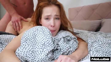 A kecses vörös fiatal csajszinak minden irányból rojtosra baszta a szűköcske muffját Thumb