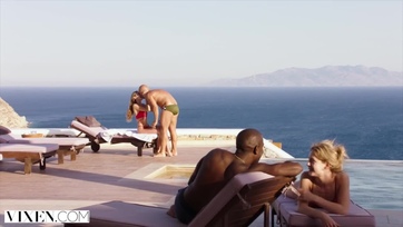 A hazai kacér szexbomba még a feszes hátsójába is bebocsátotta a péniszt a szabad levegőn Thumb