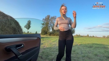 A bűbájos stoppos pipi megmutizgatta a kebleit majd a seggét és kufircolással pengetett a fuvarért Thumb